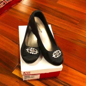 PRETTY, sz. 1, Black Satin Pumps, American Eagle